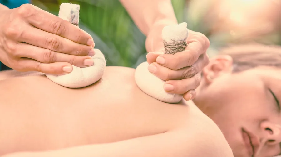 Massaggio ayurvedico a Bergamo presso lo Studio Karishma con oli medicati caldi